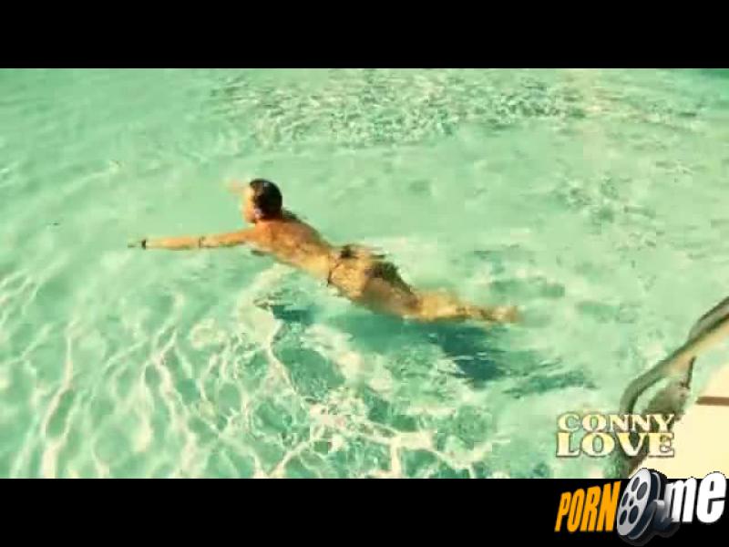 CONNY LOVE - Am Pool