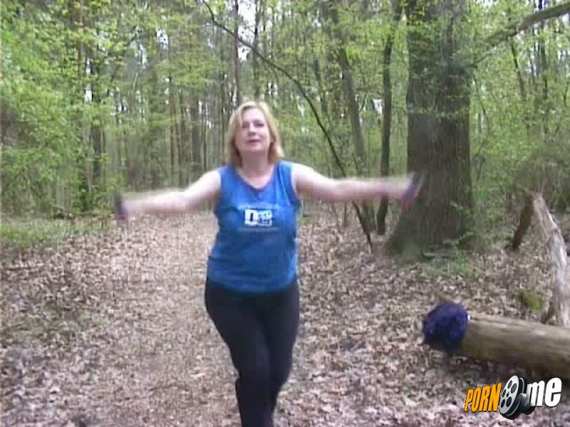 Linda kommt im Wald in Wallung