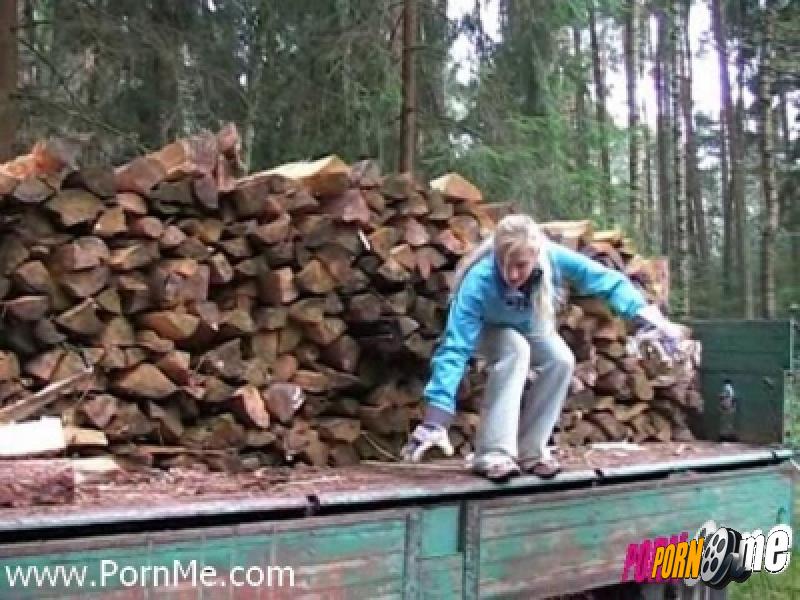 Piss & Pupspause bei der Holzarbeit