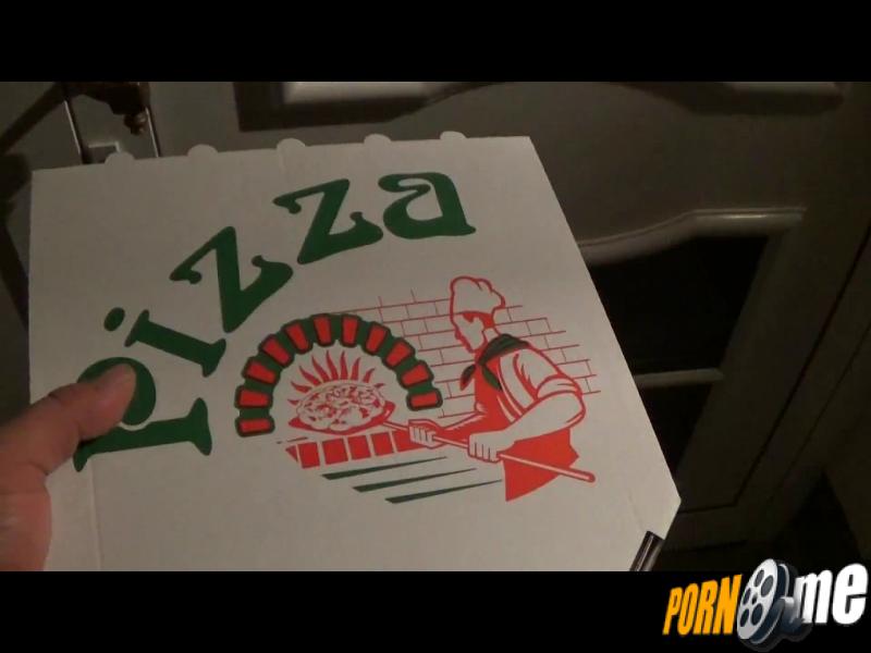 Pervers!! Pizzaboten ran genommen!