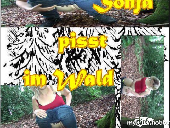 Sonja pisst im Wald