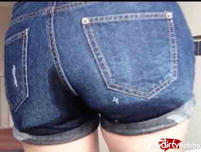 In die Jeans-Shorts Pissen