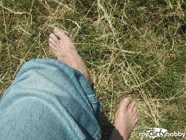 Outdoor Fußfetisch mit Heu Gras
