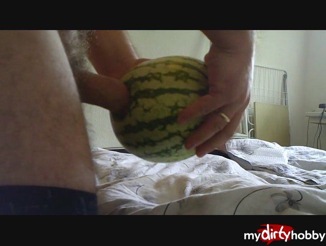 Melone missbraucht und bespermt