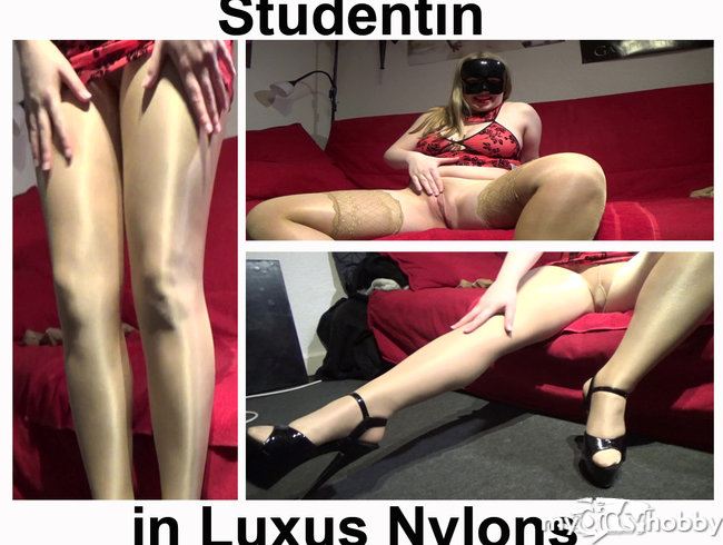 Studentin in Luxus Glanz Nylons von Wo****d