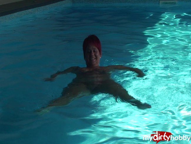 Nackt schwimmen im Pool