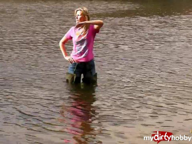 Alina in Jeans und Waders in tiefem Wasser