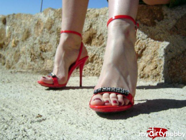 Rote Sandaletten im Urlaub