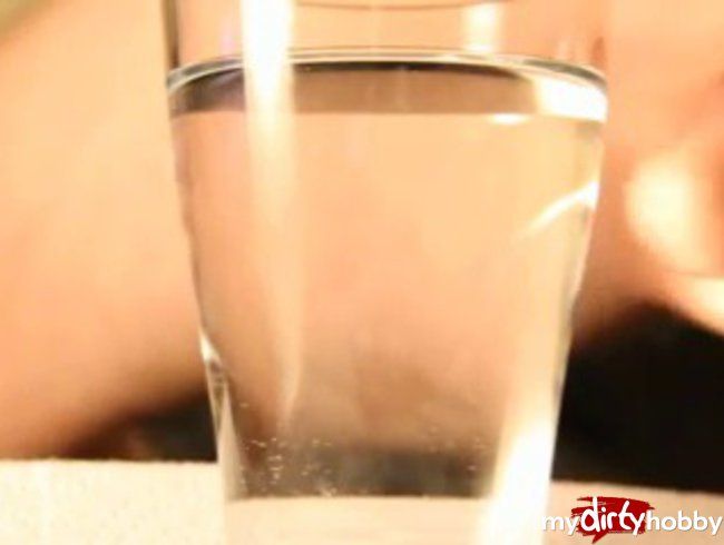 Ejakuliere in ein Wasserglas