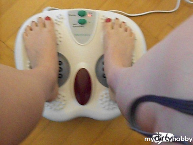 Füße massieren lassen, von einem Massagegerät...