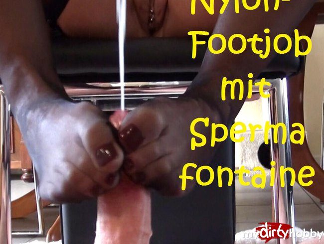 Nylon-Footjob mit Sperma-Fontäne...