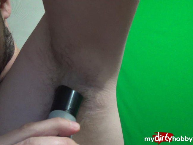 Alex shaving his very hairy armpits and teasing you!