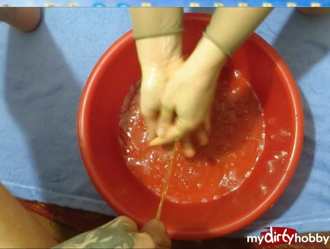 Mädchen wäscht ihre Hände mit Urin.