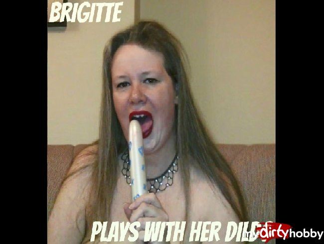 Brigitte spielt mit ihrem Lieblingsdildo