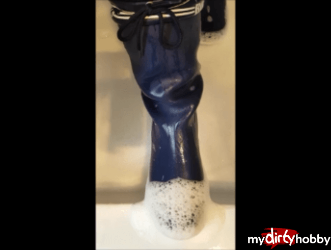 Userwunsch: Wichsanleitung mit Gummistiefel in der Dusche