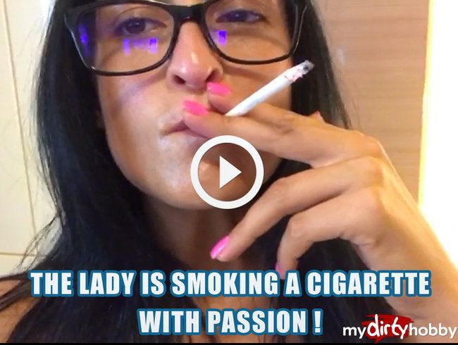 Die Dame raucht eine Zigarette mit Leidenschaft!