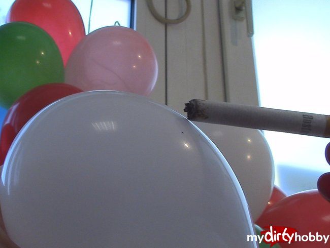 Ballons und Zigarette, Massenpop, Nahaufnahme !!