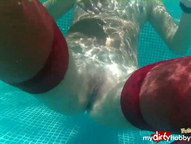 Satin Bluse , Nylons und Minirock Striptease im Pool - Unter Wasser