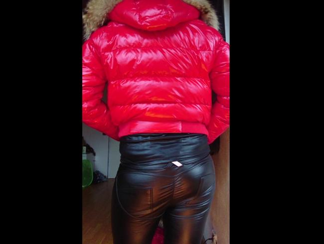 Geile Trans in roter Moncler Jacke