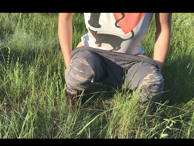 Mein Freund hat mich vor der Kamera erschossen, während ich auf einer Wiese ins Gras gepinkelt habe. Draußen in der Natur pinkeln. HD 60 fps