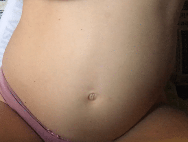 Necken mit behaarter Muschi und schwangerem Bauch